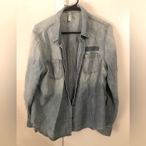 Xhiliration Womens Light Wash Denim Shirt - Size XXL